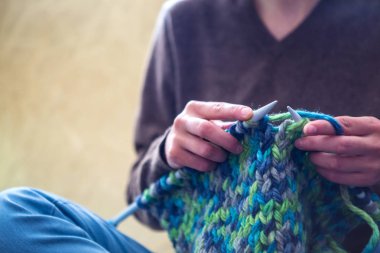 Kalın iplikten bir kadın örme.