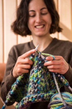 Kalın iplikten bir kadın örme.