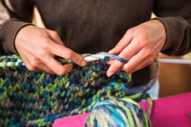 Kalın iplikten bir kadın örme.