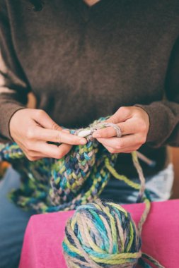 Kalın iplikten bir kadın örme.