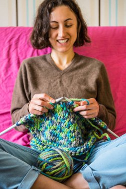 Kalın iplikten bir kadın örme.