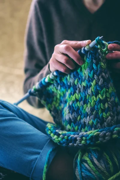 Una donna lavora a maglia con filati spessi . — Foto Stock