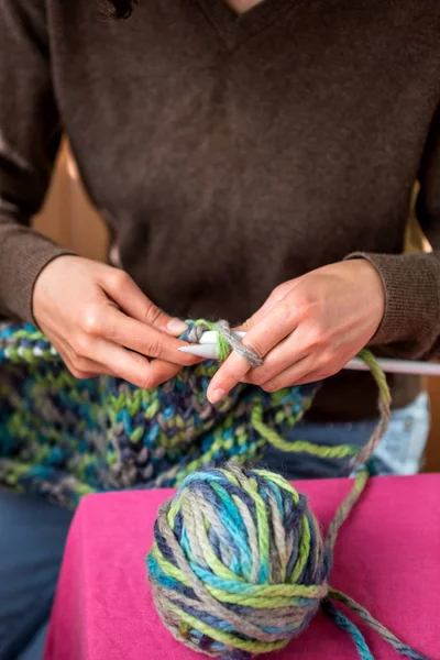 A woman knits from thick yarn. — Stock Photo, Image