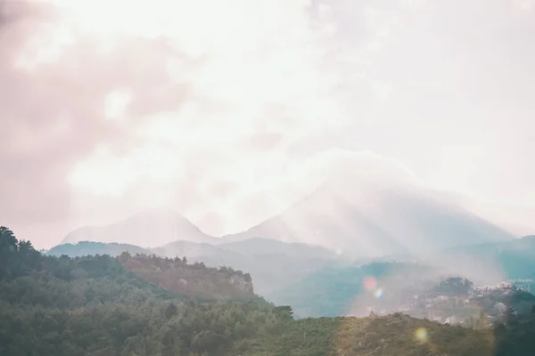 안개 속에서 아름 다운 산. — 스톡 사진