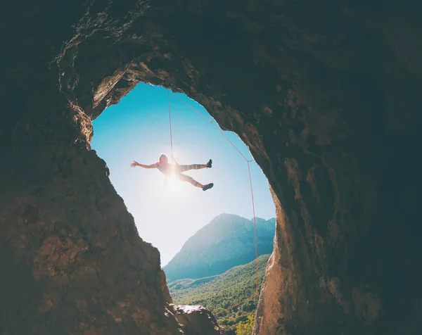 Alpinista wspina się do jaskini. — Zdjęcie stockowe