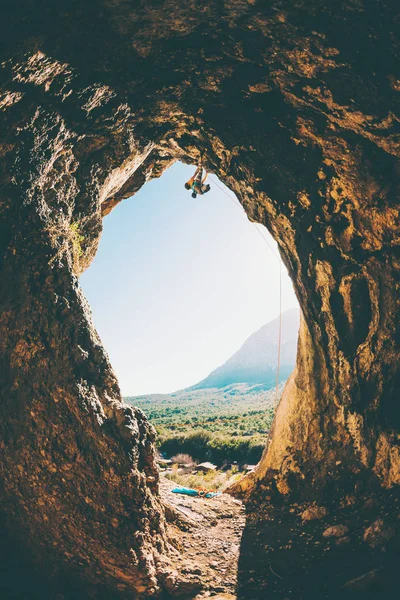 Escalador de rocas sube a la cueva . — Foto de Stock