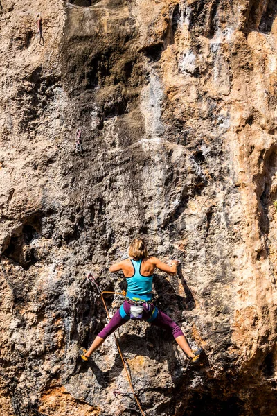 A girl climbs a rock. — Stock Photo, Image