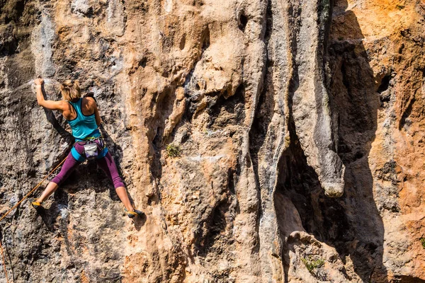 女の子は、岩を登る. — ストック写真