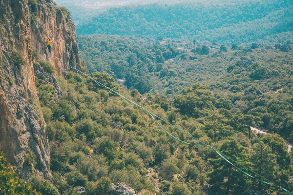 Highline dans les montagnes . — Photo