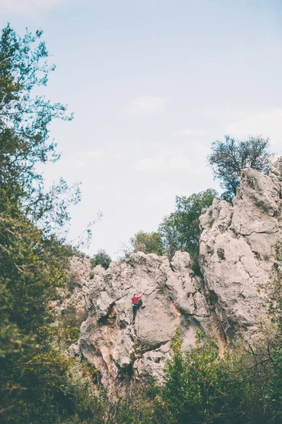 Egy lány mászik egy szikla. — Stock Fotó