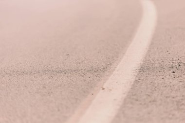 gri asfalt üzerinde beyaz çizgi.