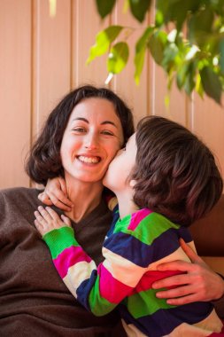 Çocuk annesiyle vakit geçiriyor..