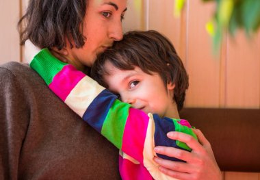 Çocuk annesiyle vakit geçiriyor..