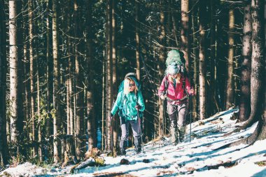 Kış yürüyüşünde iki kadın.