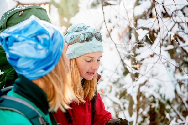 Zwei Frauen bei einer Winterwanderung. — Stockfoto