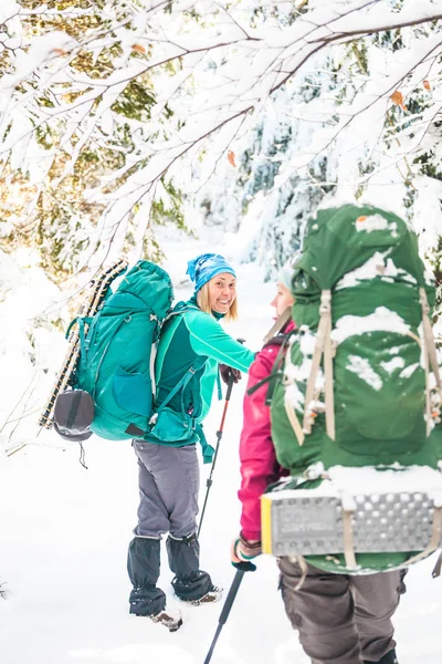 Deux femmes souriantes lors d'une randonnée hivernale . — Photo