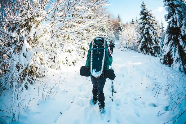 Duas mulheres em uma caminhada de inverno . — Fotografia de Stock