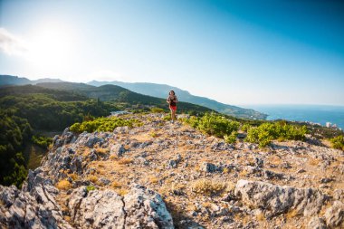 Bir kız dağlarda çalışıyor.