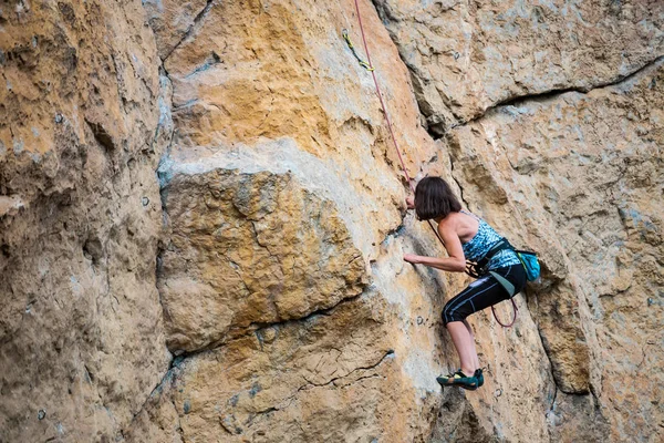 En kvinna klättrar rock. — Stockfoto