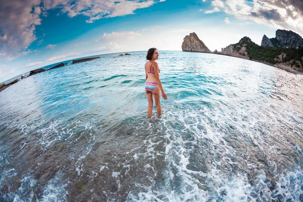 La chica entra en el agua del mar . — Foto de Stock