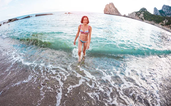 Une femme en maillot de bain sort de la mer . — Photo