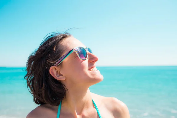 Chica sonriendo cerca del océano — Foto de Stock
