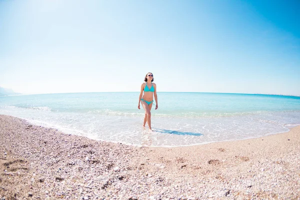 La ragazza esce dall'acqua . — Foto Stock