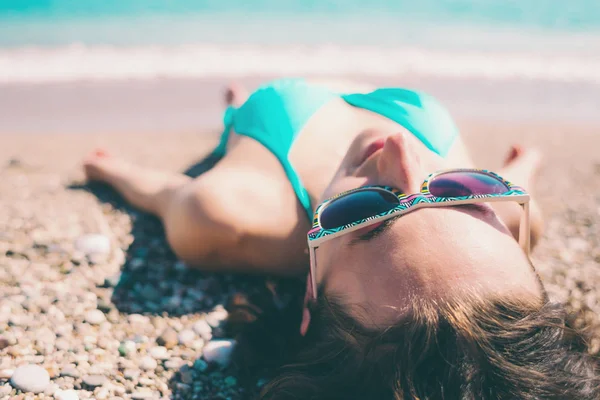 Το κορίτσι sunbathes στην παραλία. — Φωτογραφία Αρχείου