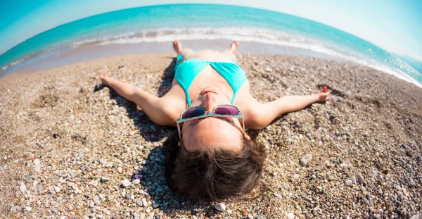 Το κορίτσι sunbathes στην παραλία. — Φωτογραφία Αρχείου