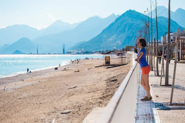 Una ragazza cammina lungo la nuova banchina di Antalya . — Foto Stock