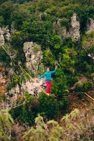 Highline in de bergen. — Stockfoto