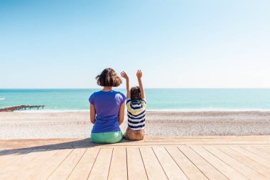 kadın oğluyla birlikte sahilde oynarken.