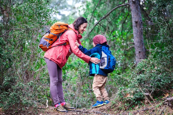 여자는 숲을 통해 그녀의 아들과 함께 산책. — 스톡 사진