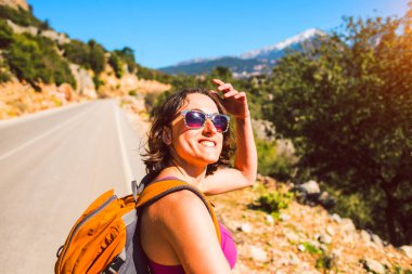 Sırt çantası olan bir kız yolda..