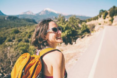 Sırt çantası olan bir kız yolda..