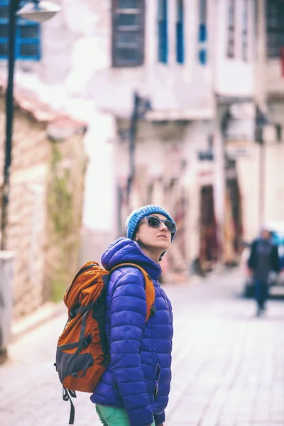 Kız eski Türk kentinin turistik yerleri ziyaret. — Stok fotoğraf