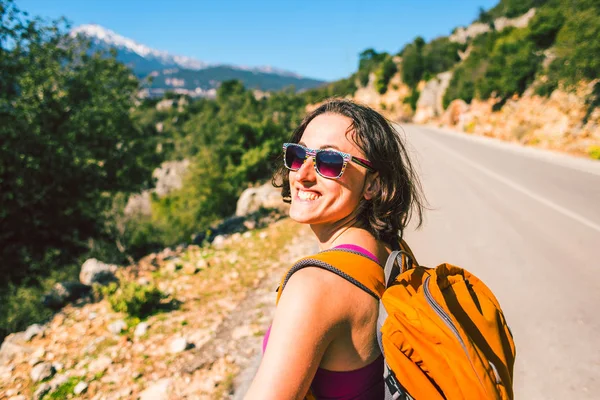 Ein Mädchen mit Rucksack ist unterwegs. — Stockfoto