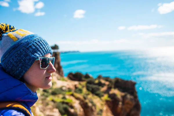 Porträt einer Frau, die aufs Meer blickt. — Stockfoto