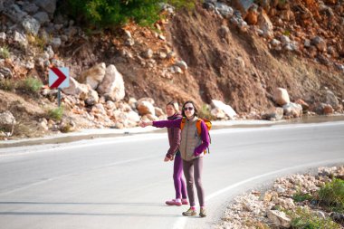 Dağ yolunda otostop.
