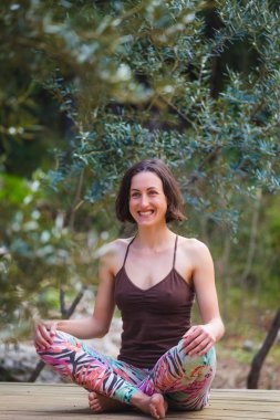 Bir kadın eski bir ahşap ev verandada yoga uygulamaları.