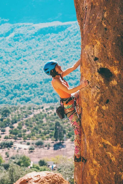 Bir kız bir kask içinde bir kaya tırmanıyor. — Stok fotoğraf