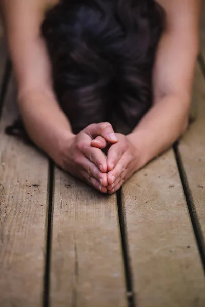 Handen vrouw doen yoga close-up. — Stockfoto