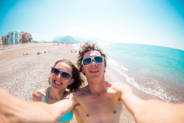 Bir erkek ve bir kadın selfie çekiyor.