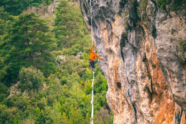 Highline in de bergen. — Stockfoto