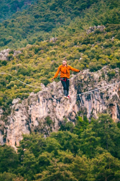 Highline dans les montagnes . — Photo