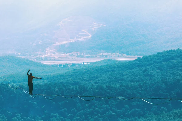 Highline en las montañas . —  Fotos de Stock