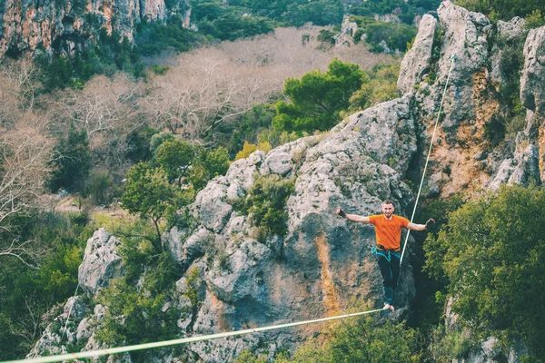 Highline in the mountains. — Stock Photo, Image