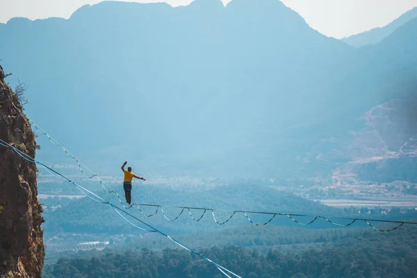 Highline w górach. — Zdjęcie stockowe