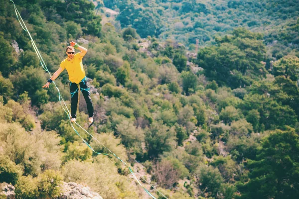 Highline in den Bergen. — Stockfoto