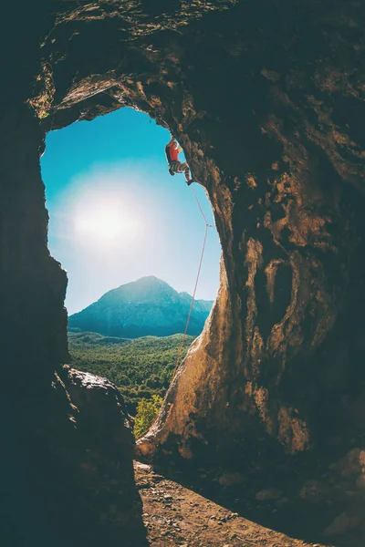 Скельний альпініст піднімається в печеру . — стокове фото